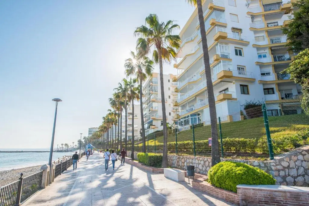 Apt. p/4 1 min from the beach w/pool in Marbella