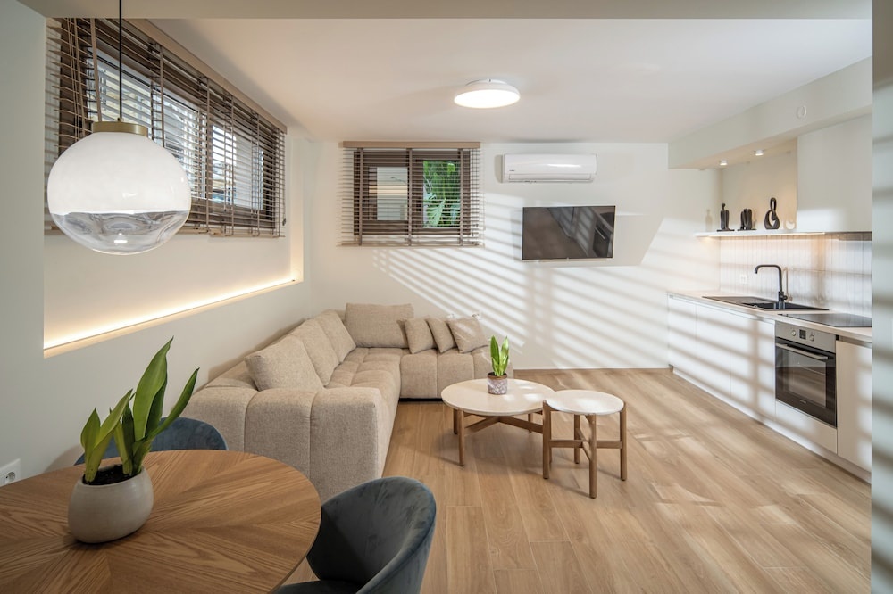 Arvacay Luxury Home