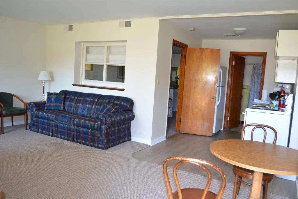 Buzz's Lakeside Inn