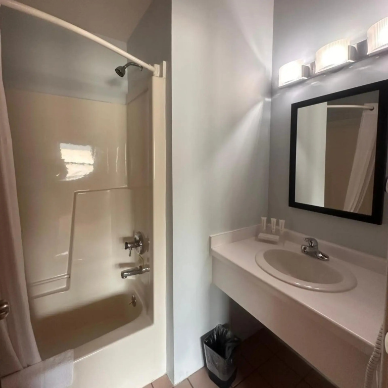 Pictured Rocks Inn and Suites