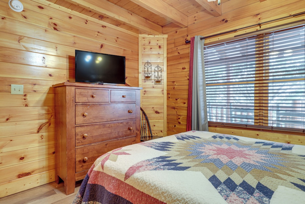Family Haven w/ Hot Tub! 5 Mi to Dtwn Pigeon Forge