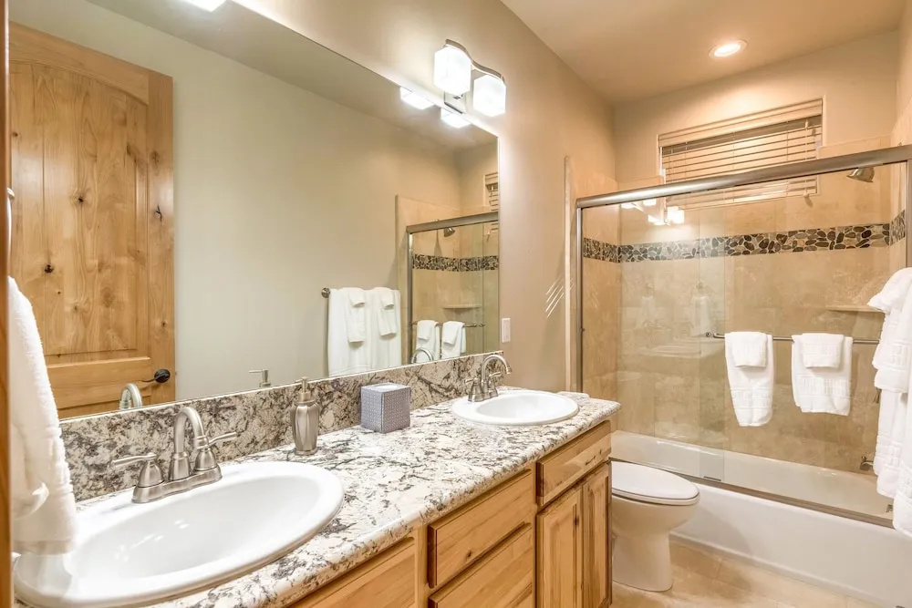 Expansive 6br W/ Hot Tub, Pool Table & 4 Balconies 6 Bedroom Home