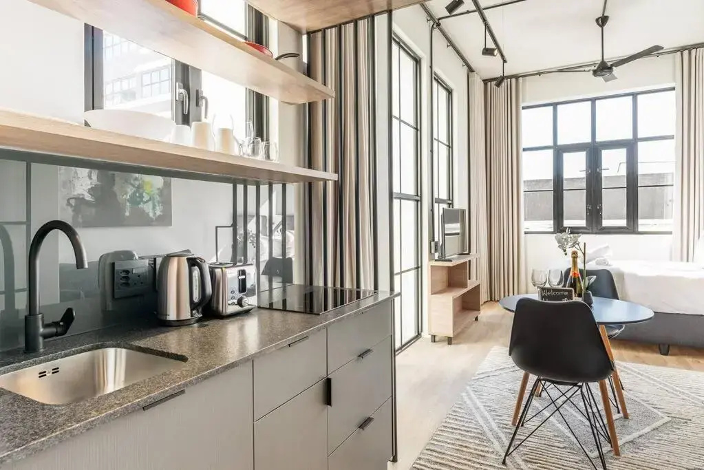 Sun filled Contemporary Apartment in The East City