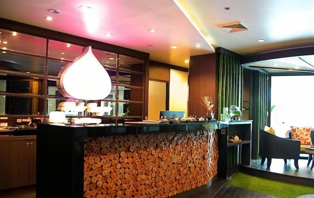 Jolly Suites and Spa Petchkasem
