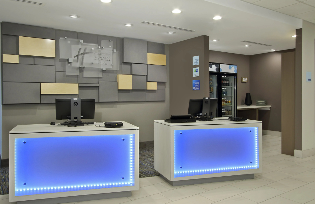 Holiday Inn Express & Suites Columbus North by IHG