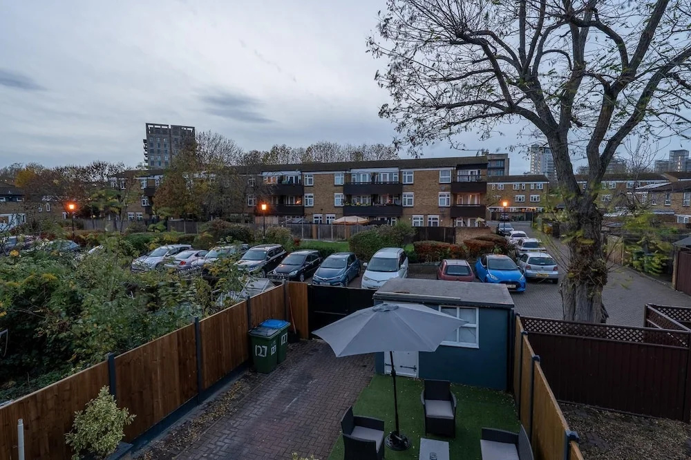 Charming 2 Bedroom Luxurious Home in Thamesmead South East London