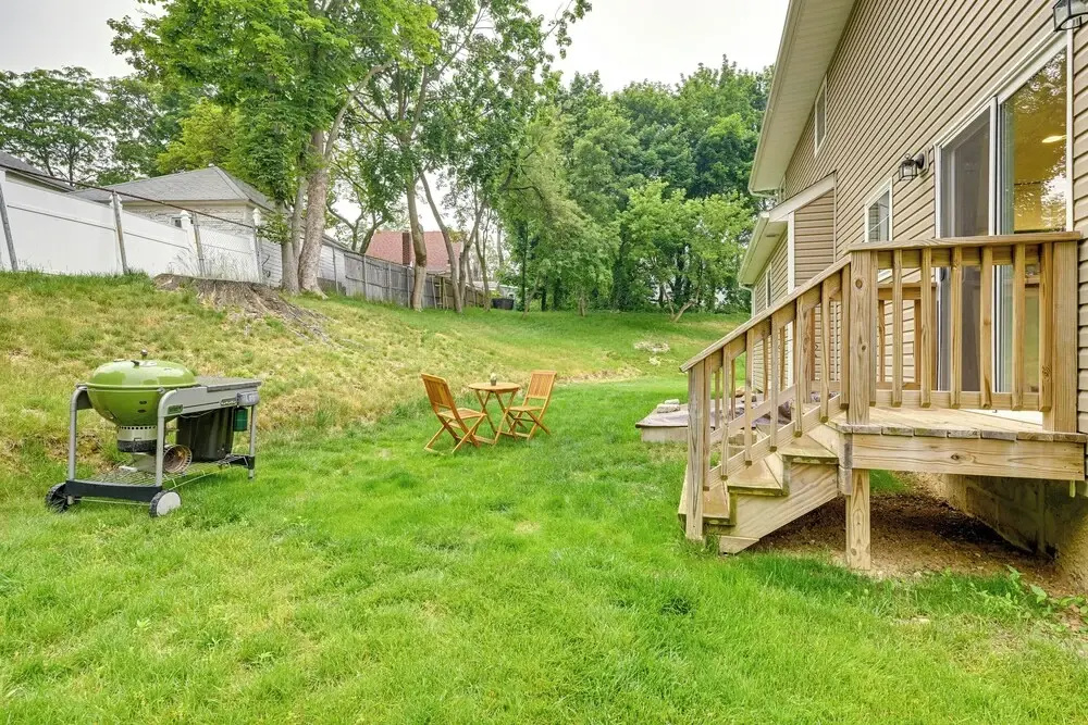 Walk to Shops & Dining: Glen Cove Apt w/ Yard!