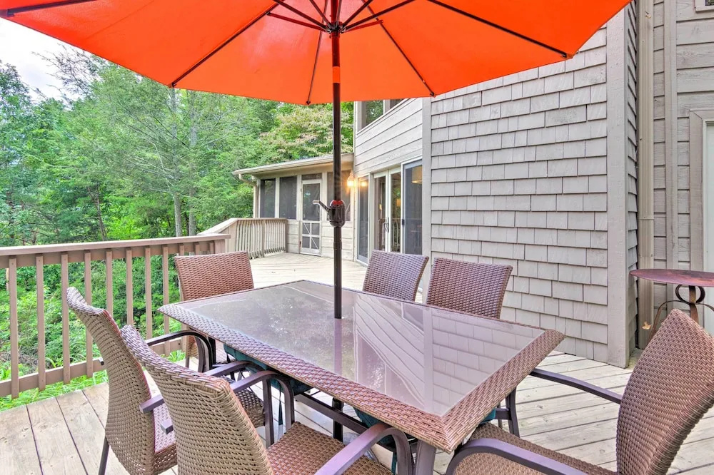 Luxe Rumbling Bald Home w/ Deck & Mountain View