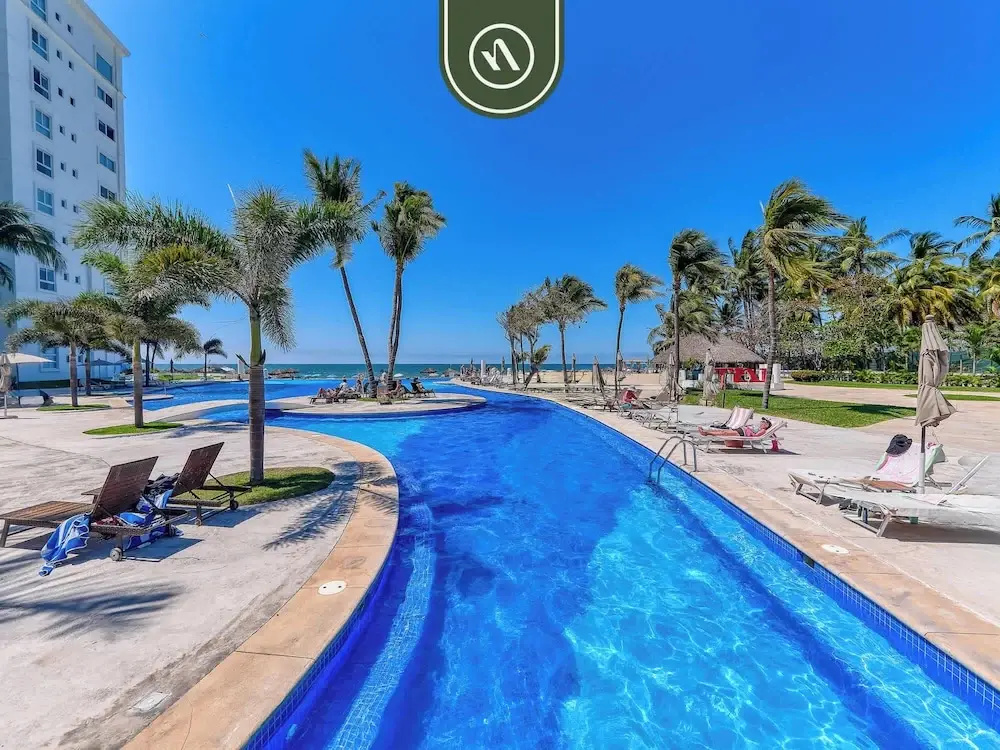 Oceanfron 4 BR Condo - Beach - Wyndham Pool