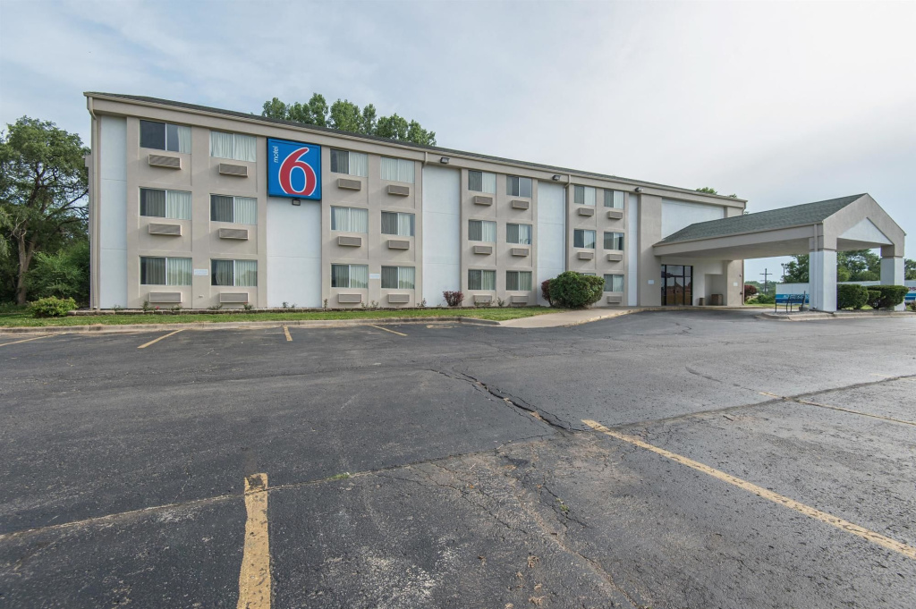 Motel 6-Lawrence, KS