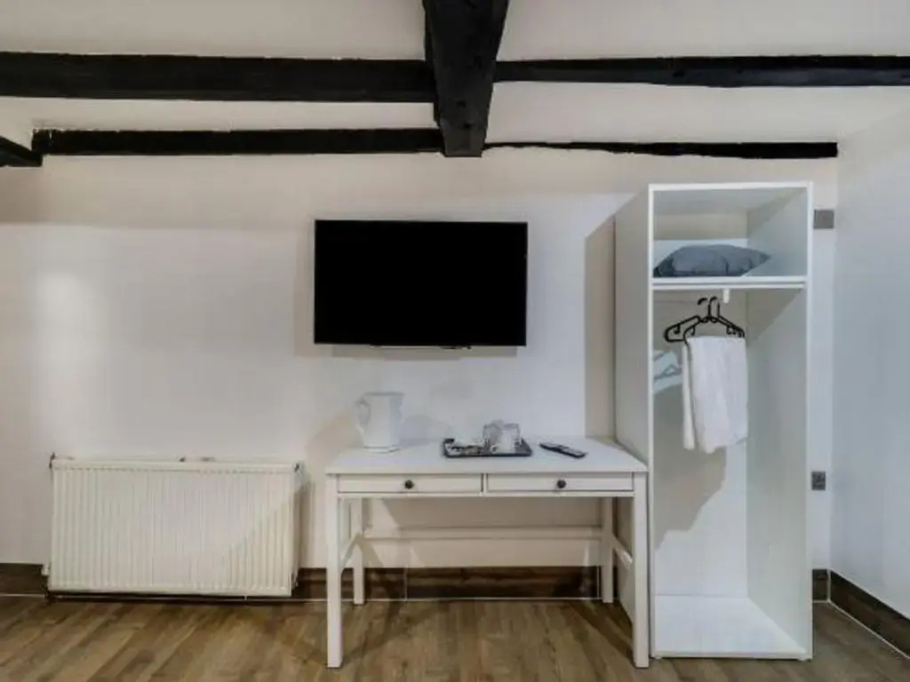 Tudor Oaks Lodge