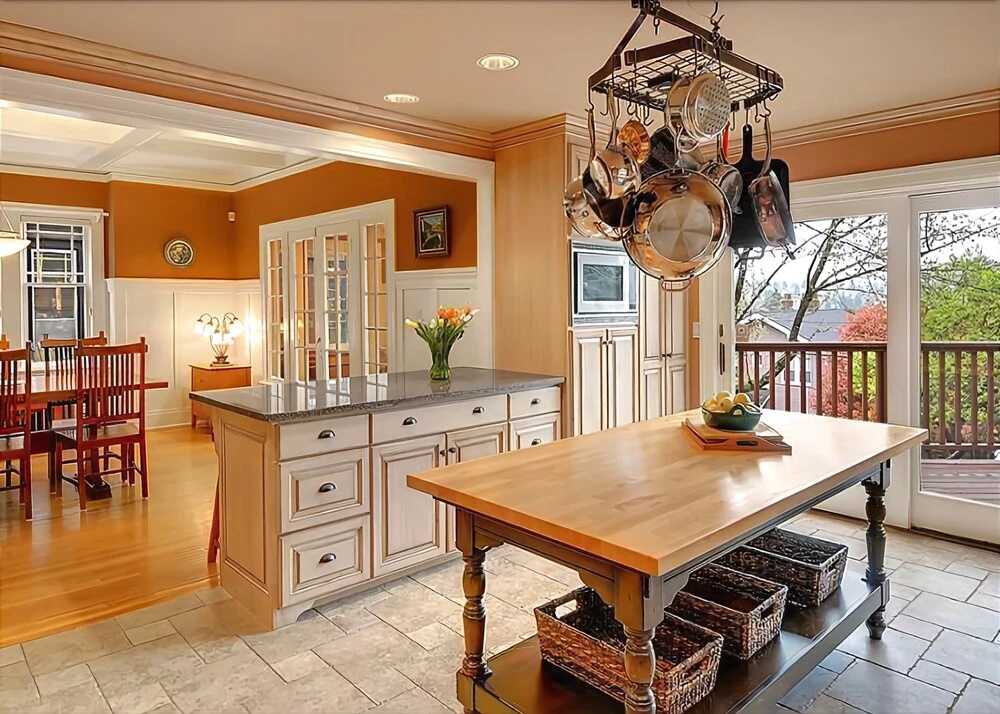 Ravenna Farm House - Four Bedroom Home with Fireplace