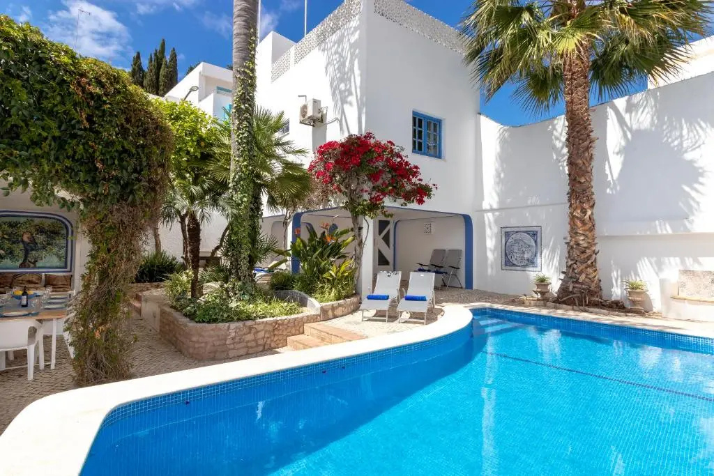 Villa Oasis Hidden Gem Heart of Village Pool Courtyard