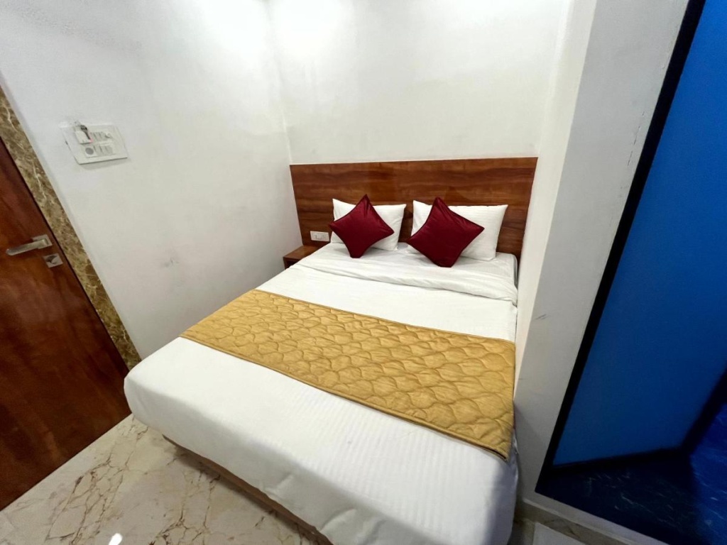 Hotel Delmond Prime- Near NESCO