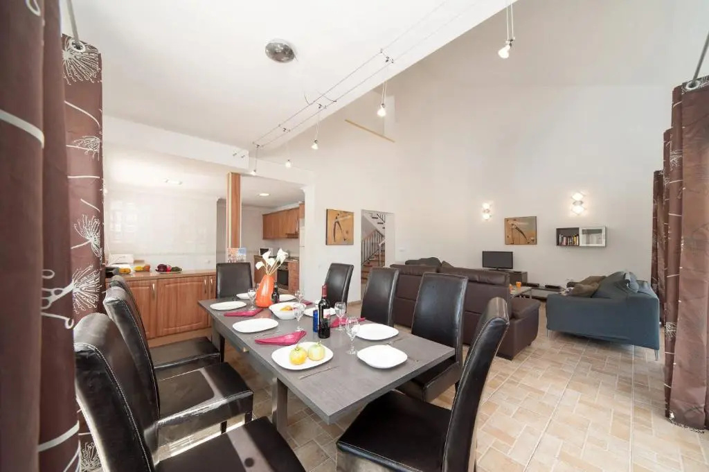 0339 Villa Fresno