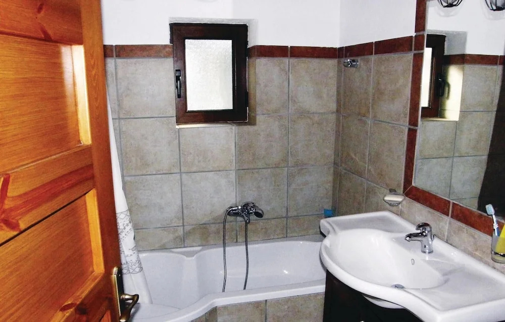 Awesome Home In Kamena Vourla