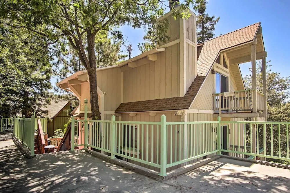 5 Mi to Lake Arrowhead Village: Cabin w/ Game Room