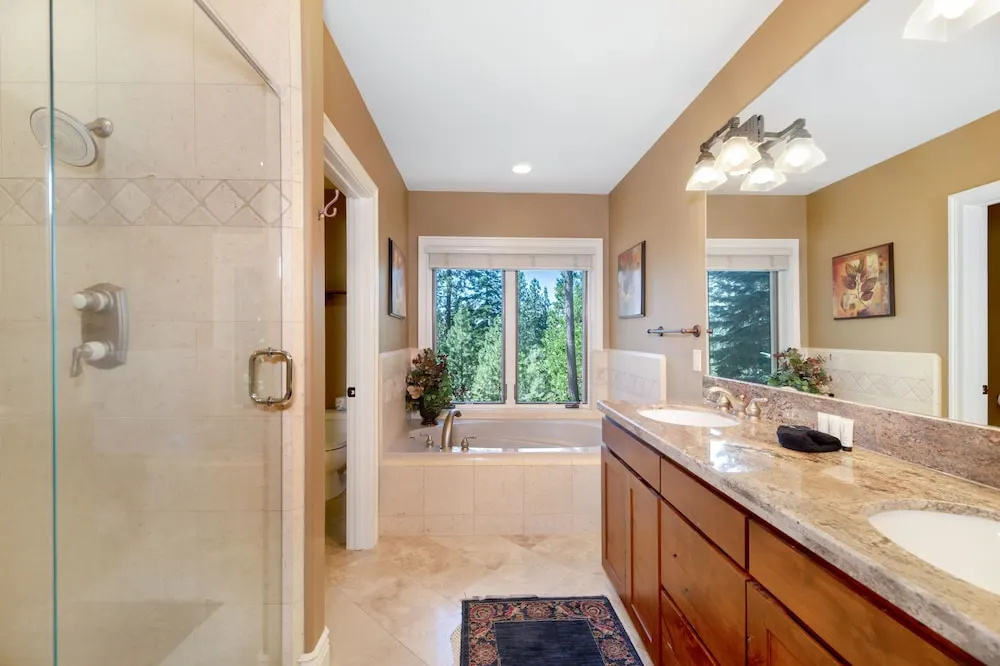 4BR 4.5BA Luxurious Tahoe Retreat with Hot Tub S Lake Tahoe by RedAwni