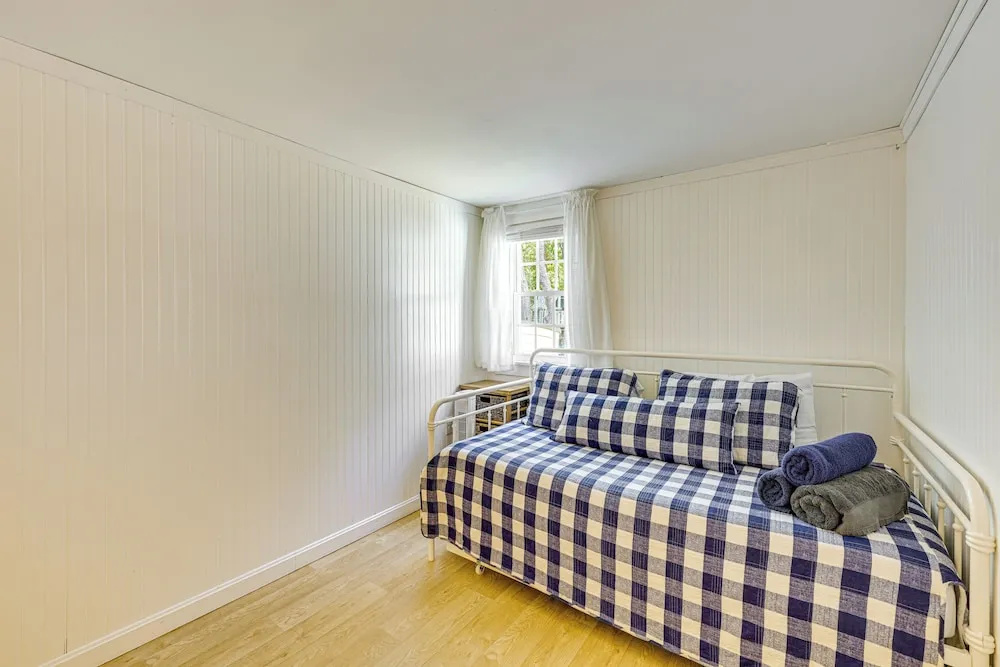 2 Mi to Beaches Cozy Peaceful Escape with Deck