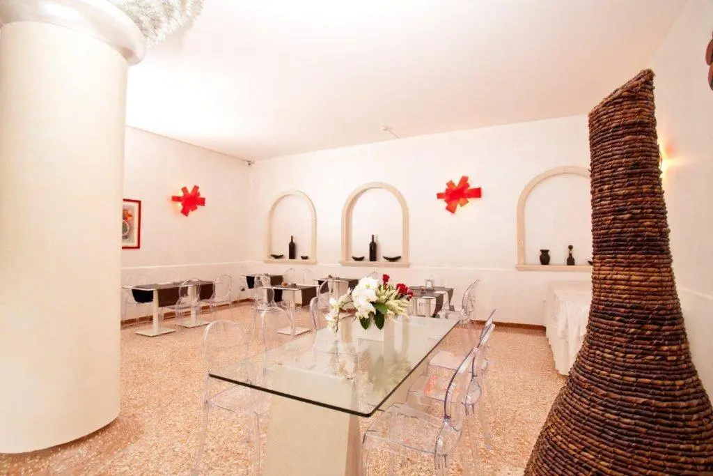 Momi's Hotel