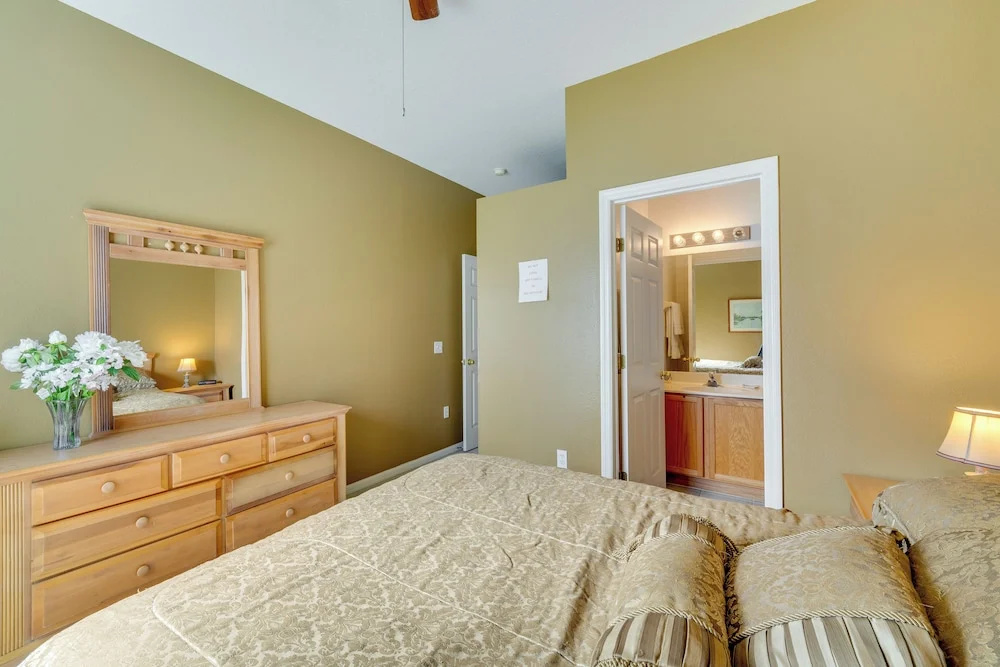 Lake-View Escape w/ Lanai in Kissimmee