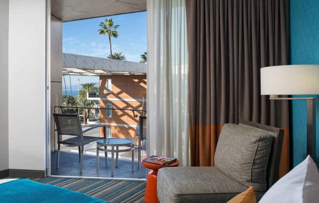 Shore Hotel