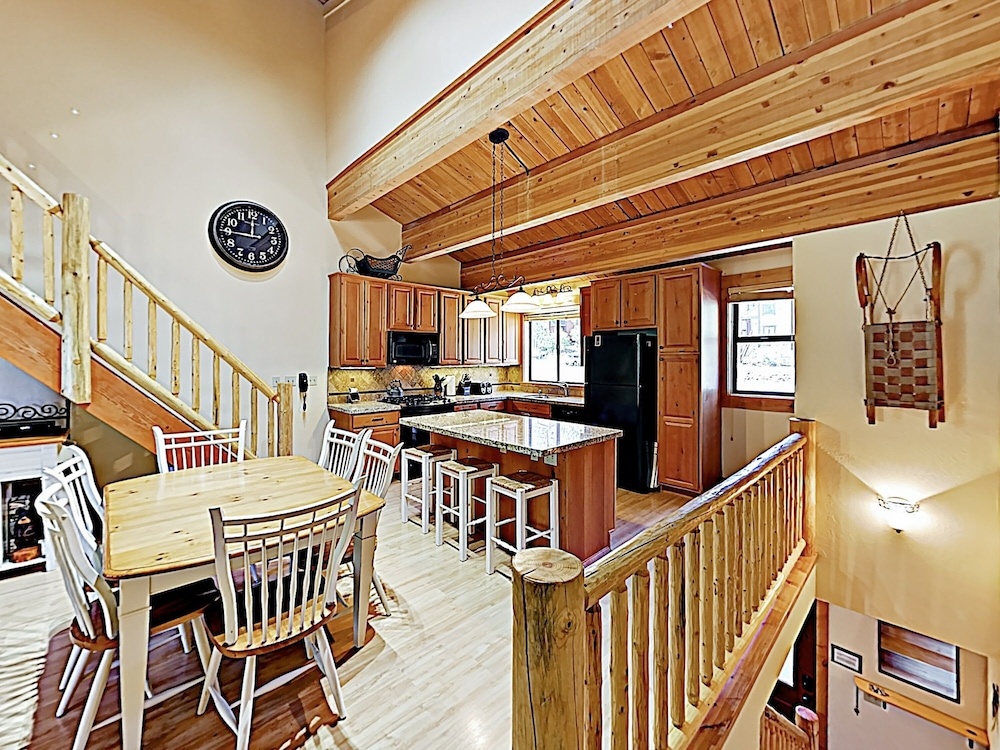 New Listing! Creekside Townhome Near Northstar Townhouse