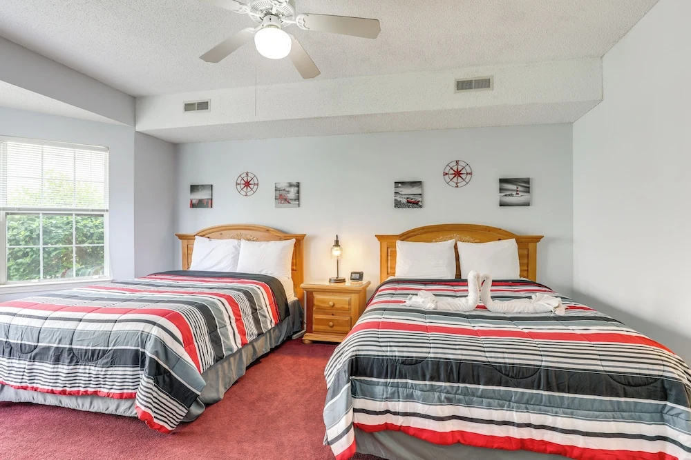 Community Pool & Tennis Court: Myrtle Beach Condo
