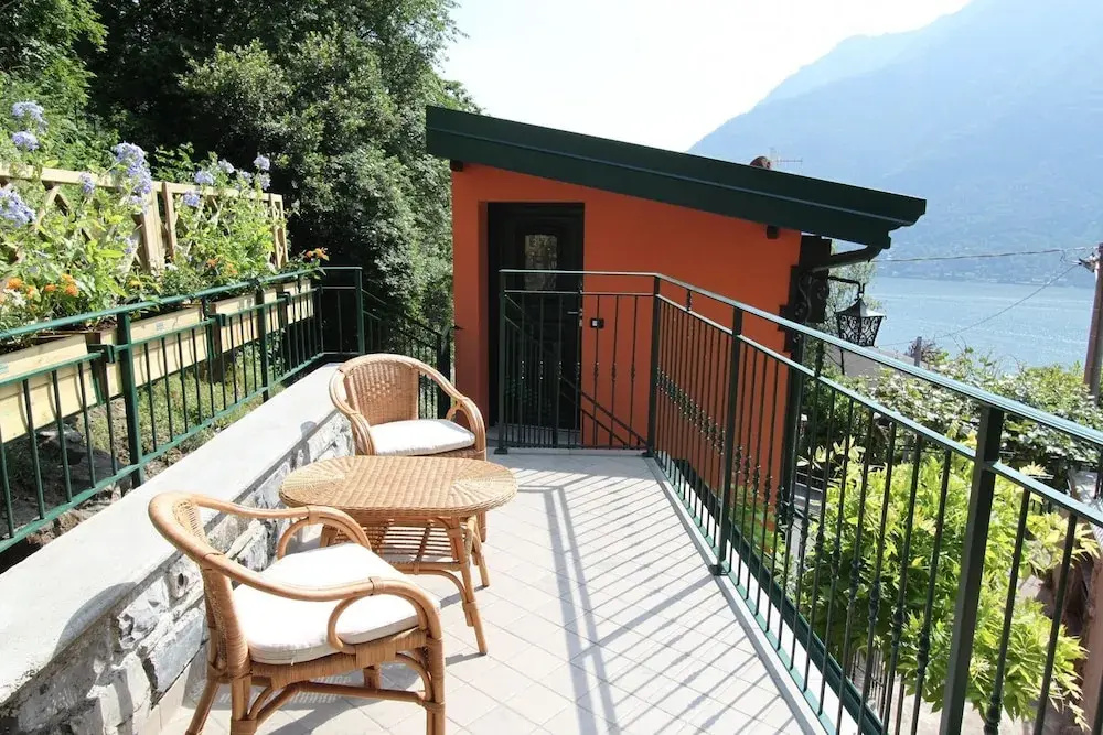 Cozy Attic Lake View in Nesso