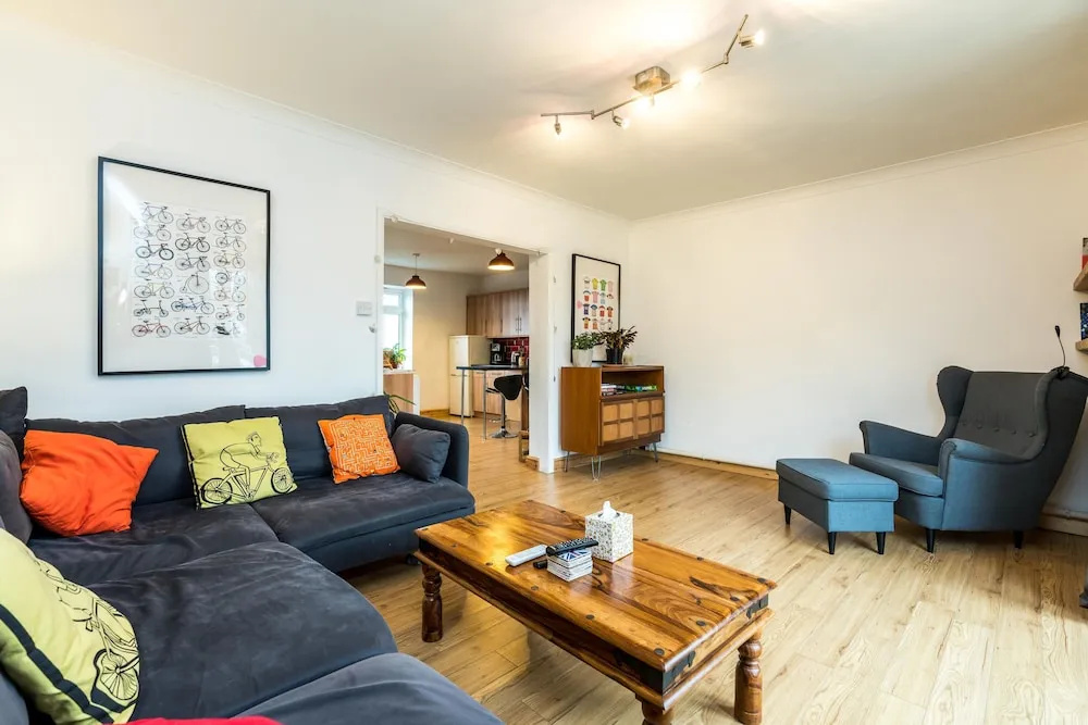 NEW Sleek & Colourful 2 Bedroom Flat Forest Hill