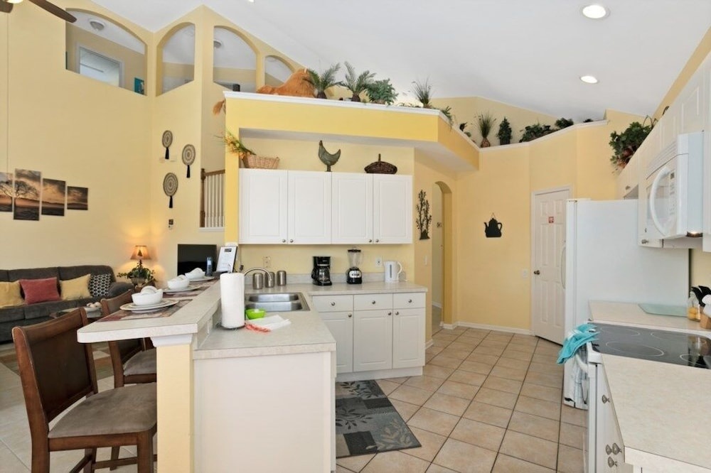 Fantastic Resort 5br House - South Facing Pool/spa 5 Bedroom Villa by RedAwning