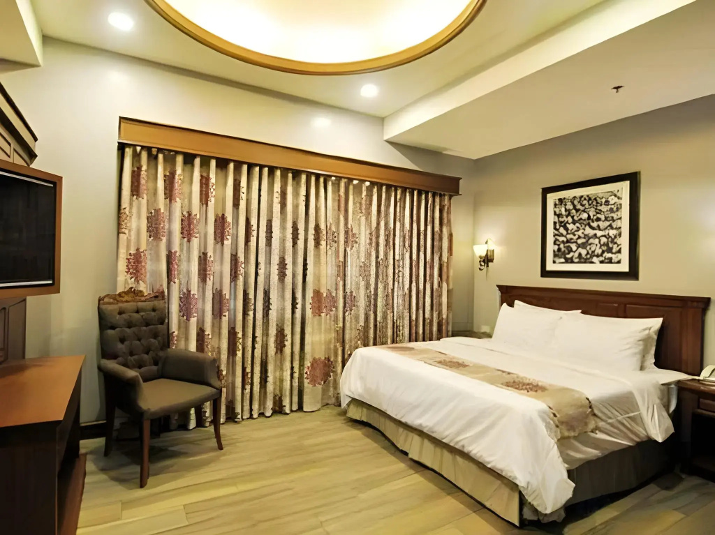 Paragon Hotel and Suites