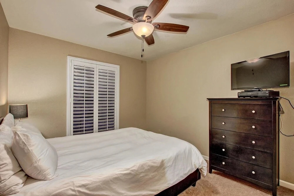 SLS Kathleen Amazing Location with FREE Heated Pool, Spa, Pool Table &