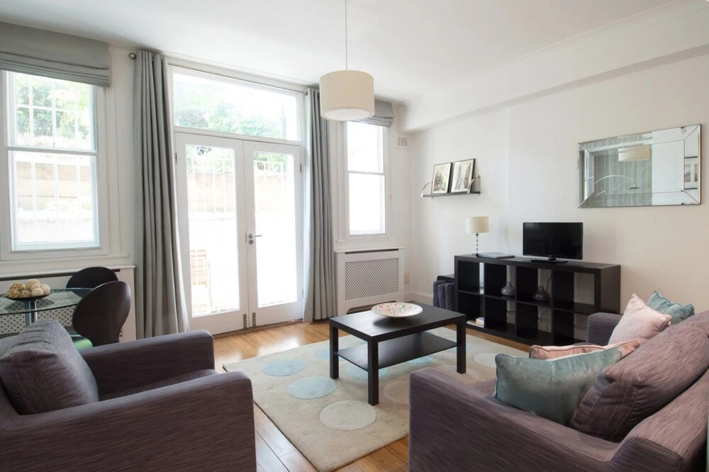 1 Bedroom Flat In Vibrant Earls Court