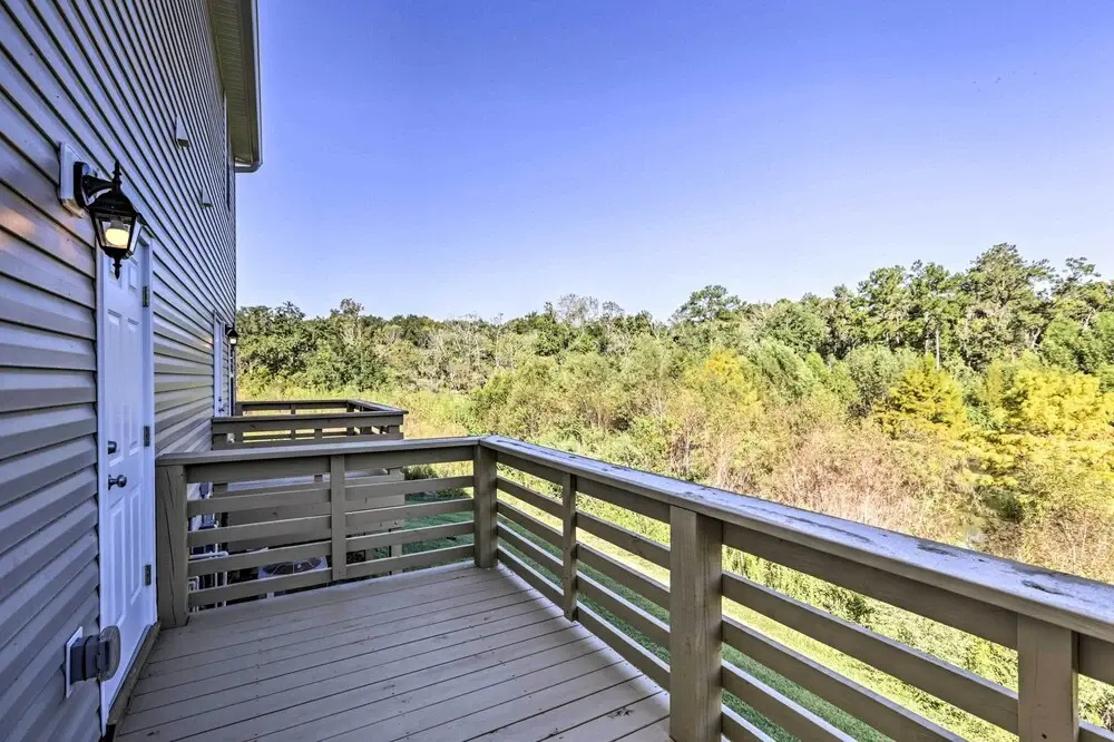 Ideally Located & Elegant Condo w/ Balcony