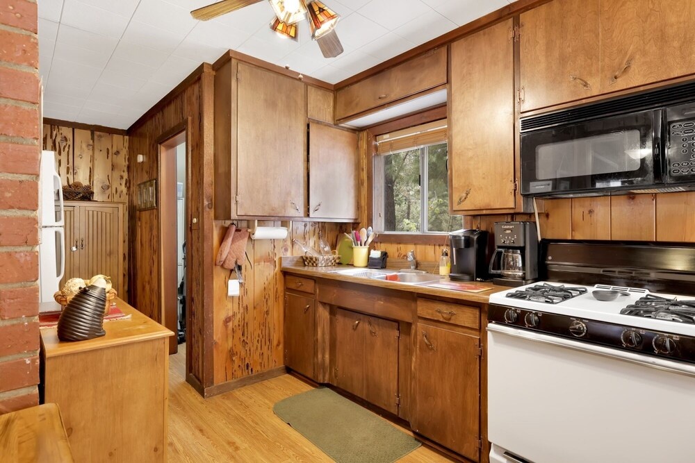 2140-shepherds Cabin 2 Bedroom Home by Redawning