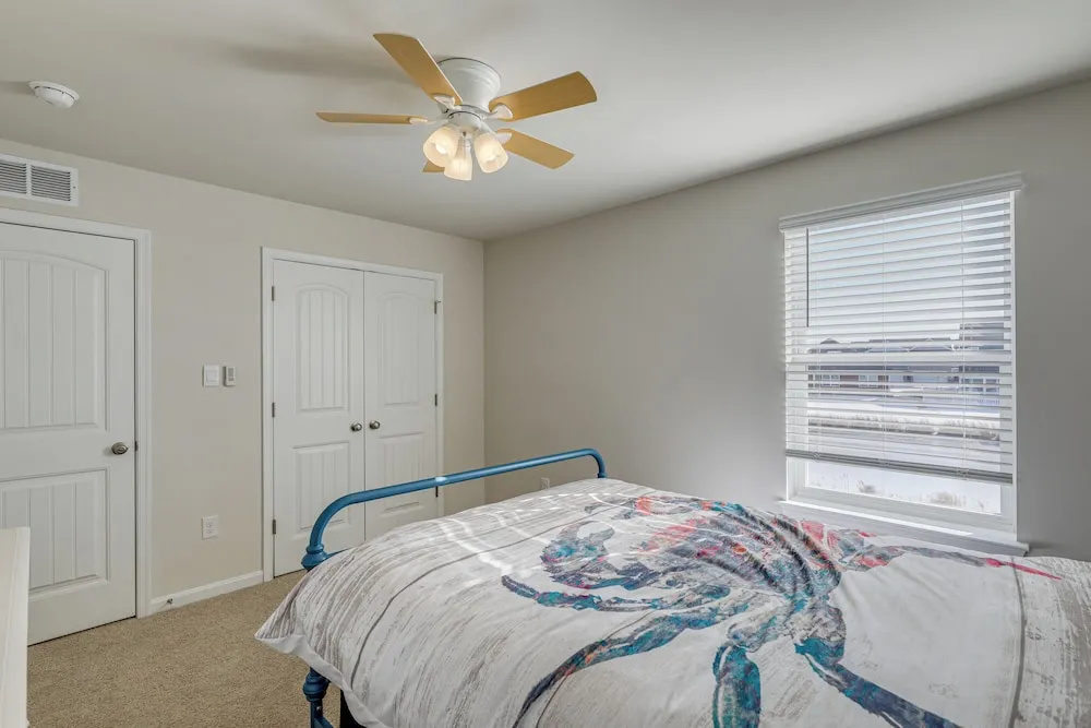 Shuttle to the Beach! Spacious Home in Millville