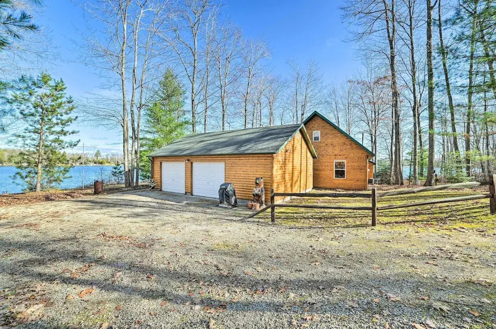 Secluded Lost Lake Cottage with Spacious Loft!