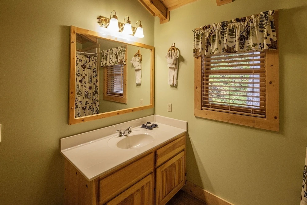 Er302 - Best Of Times Great Location-close To Town 2 Bedroom Cabin by RedAwning