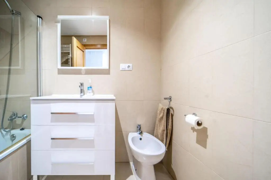 Bright Apartment with Pool Views - BA811