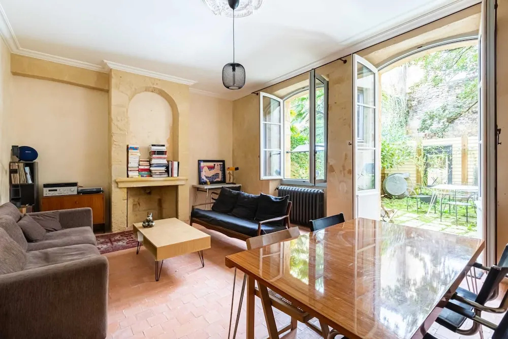 Retro apartment with garden by GuestReady