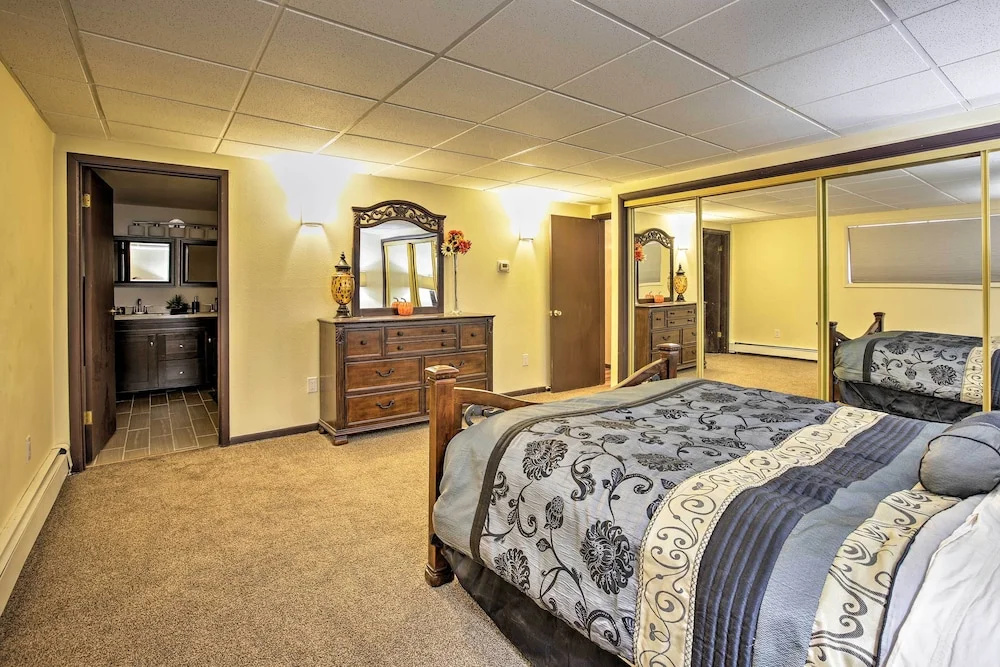 Lakefront Fairbanks Unit, 1 Mile to Pioneer Park!