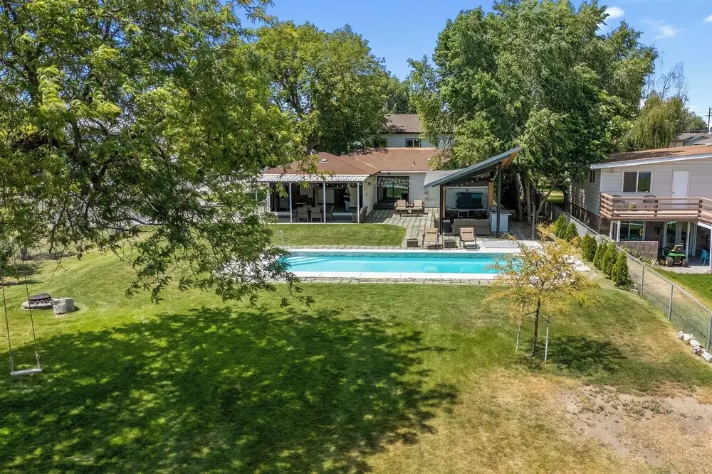 Lakefront Washington Home w/ Private Pool & Sauna
