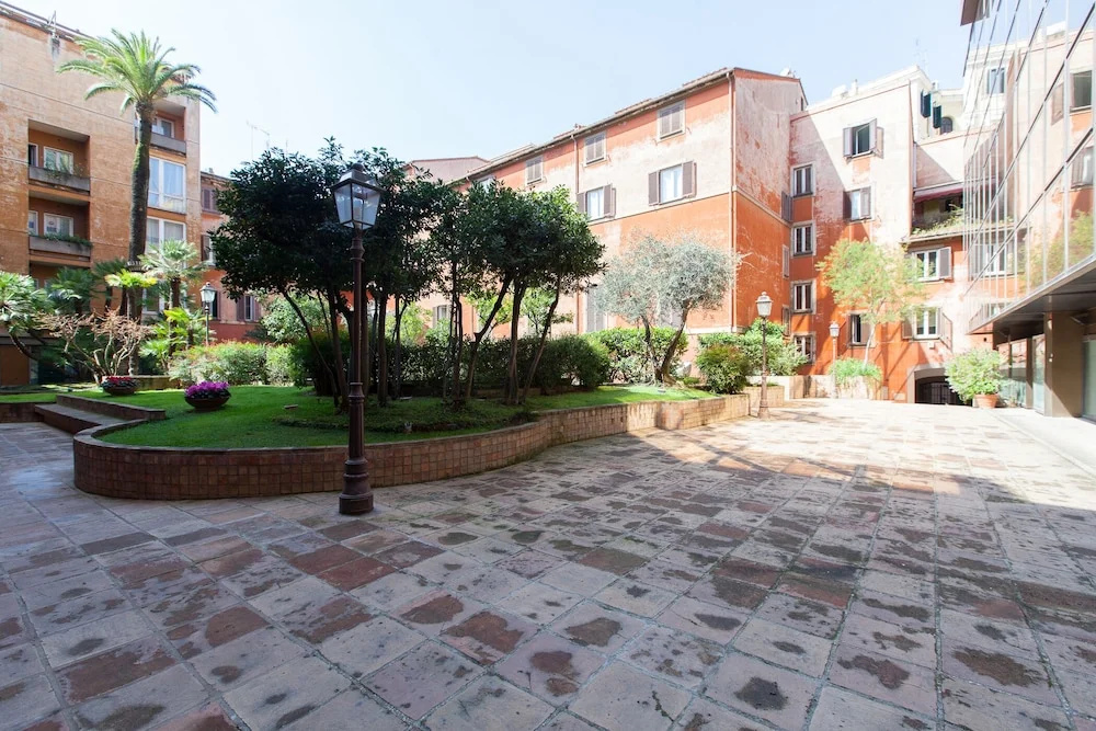 Beautiful Roman Apartment Next To Trevi Fountain
