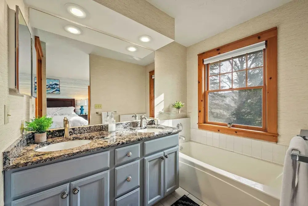 Mountain Escape With Game Room, Balcony & Stunning Views in the Poconos Christina