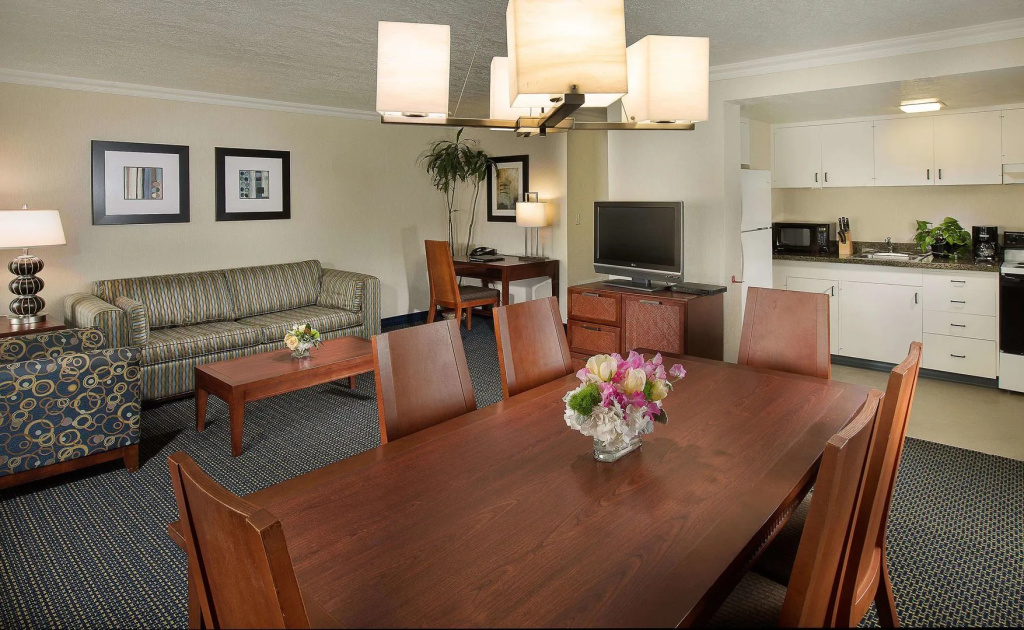 West Beach Inn, a Coast Hotel