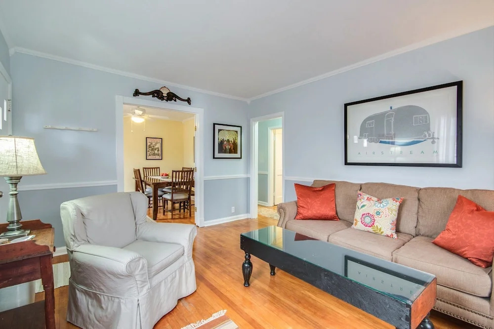 3Br 2BA Inviting Retreat in Hip East Nashville by RedAwning