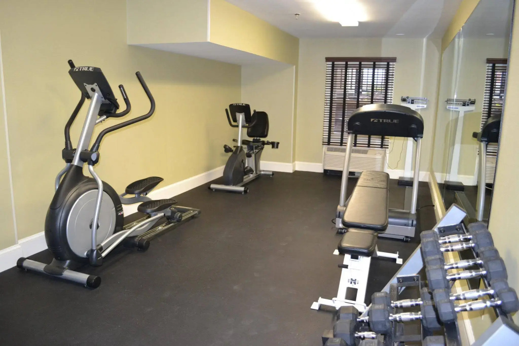 Holiday Inn Express and Suites Merrimack - Nashua by IHG