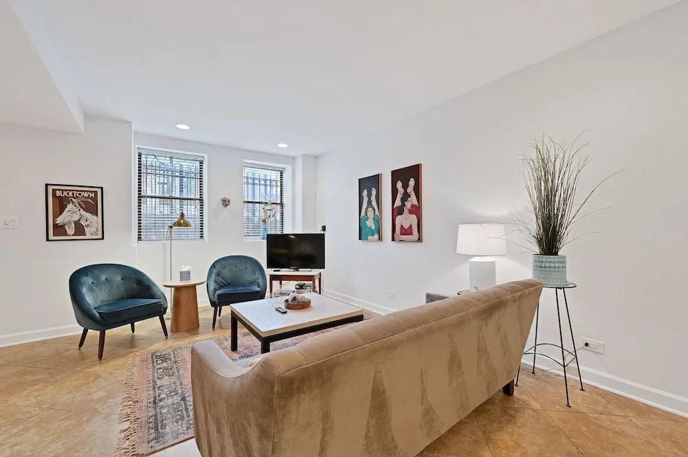 Lively Wicker Park 2BR, Steps to Damen Blue Line by AllSet Turnover