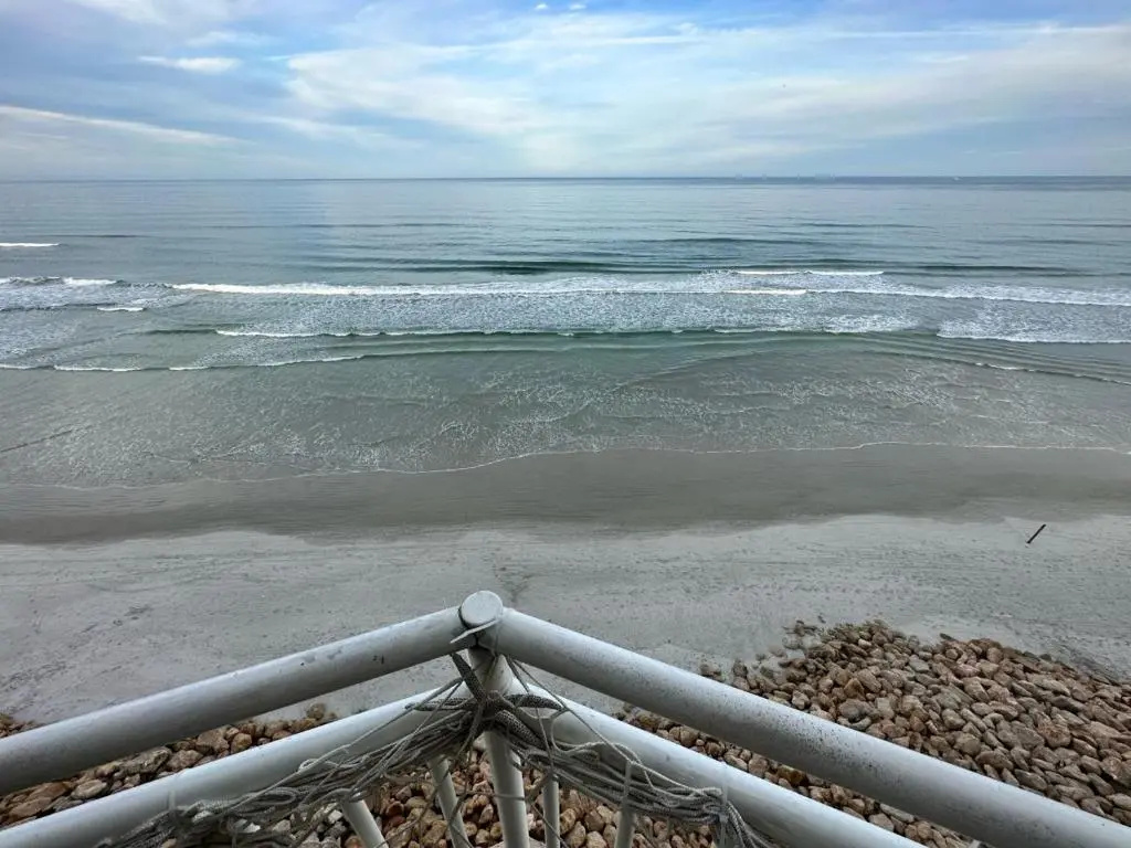 Lovely Ocean front for 5; It sleeps up to 12.